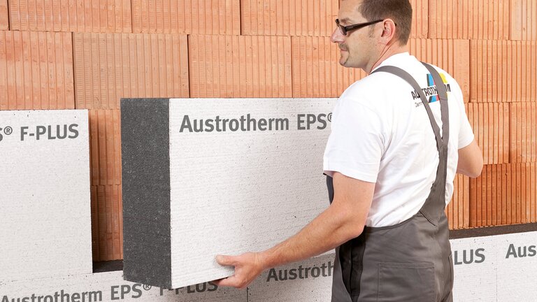 Austrotherm EPS® F PLUS protect Platte wird in einem Gebäude eingebaut